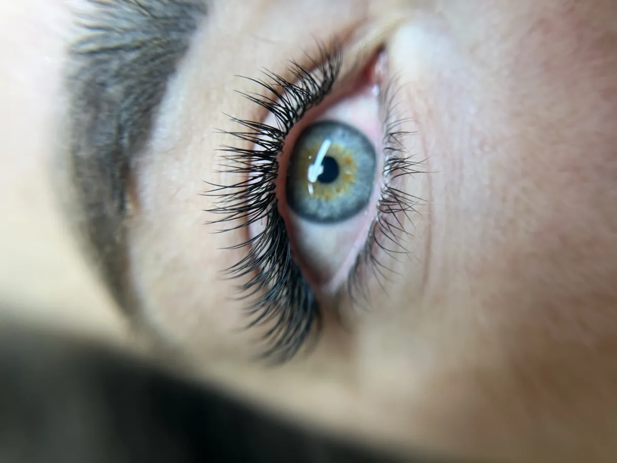Micropigmentación de eyeliner clásico